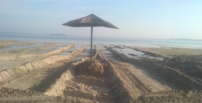 Невідомі екскаватором копали пісок з озера Світязь. ФОТО