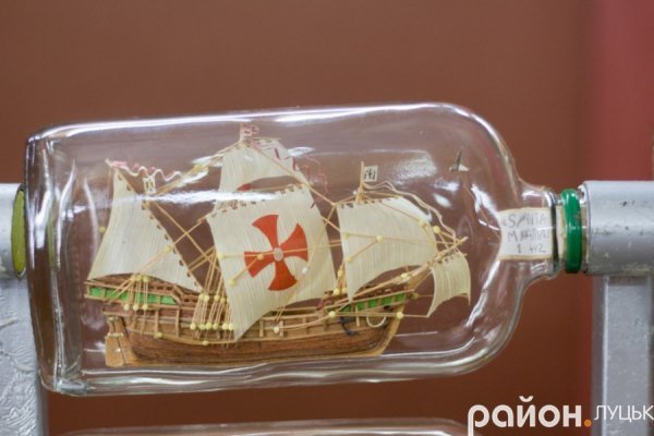 Мініатюрні шедеври: волинянин 40 років майструє кораблики у пляшках