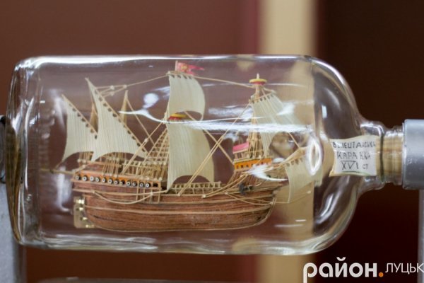 Мініатюрні шедеври: волинянин 40 років майструє кораблики у пляшках