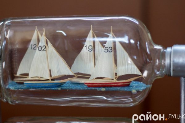 Мініатюрні шедеври: волинянин 40 років майструє кораблики у пляшках