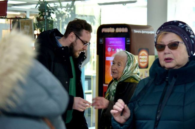 Луцькі пенсіонери переглянули фільм про Реформацію. ФОТО