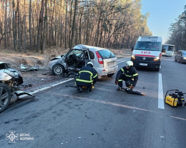 На Волині зіткнулися два легковики: водія затисло у салоні авто