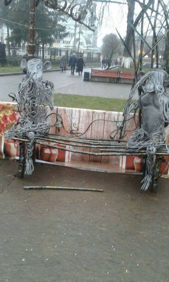 У центрі Луцька вандали порізали новорічну кулю. ФОТО