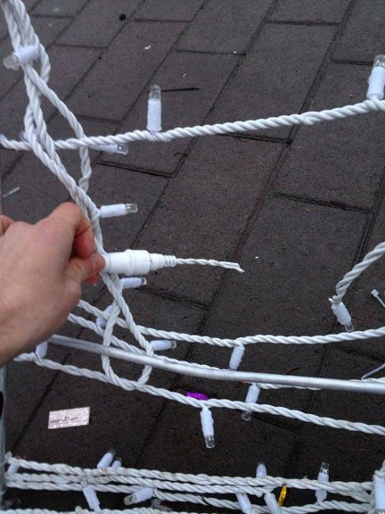 У центрі Луцька вандали порізали новорічну кулю. ФОТО