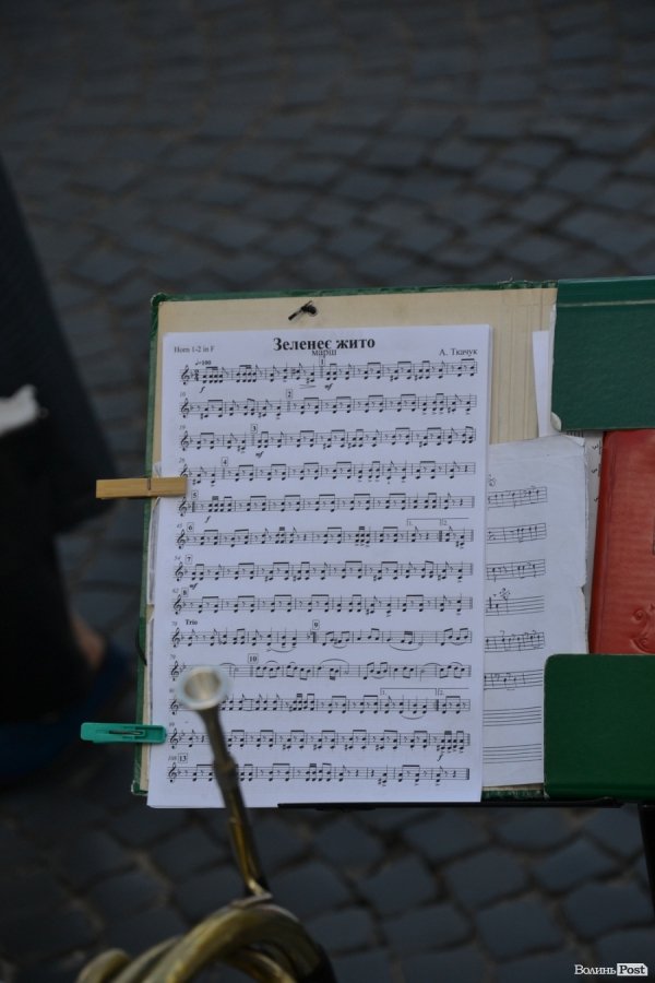 Церемонія відбувалася у супроводі оркестру. Грали традиційні мелодії, а також Гімн України