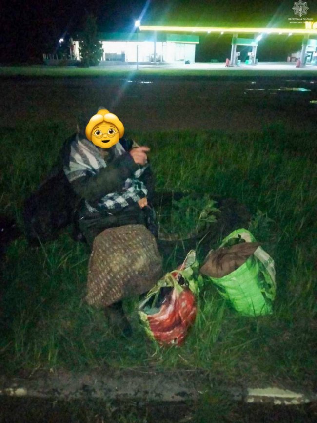 Патрульні на Волині допомогли бабусі, яка заблукала
