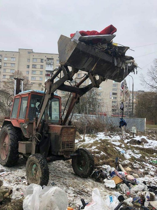 У Луцьку на Соборності розгребли стихійне сміттєзвалище. ФОТО