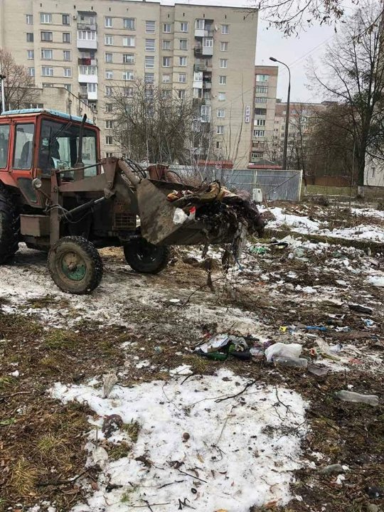 У Луцьку на Соборності розгребли стихійне сміттєзвалище. ФОТО