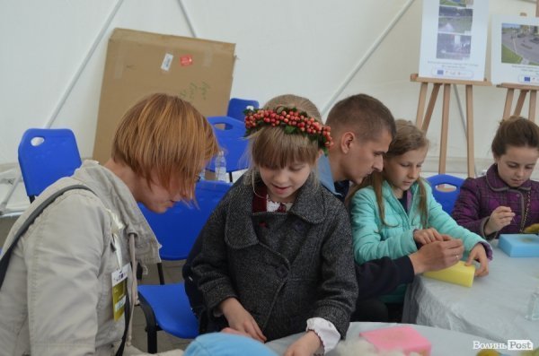 У центрі Луцька розмальовували футболки.ФОТО