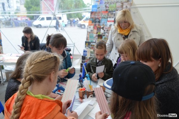 У центрі Луцька розмальовували футболки.ФОТО
