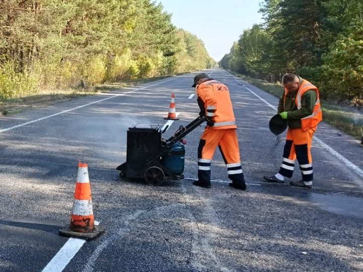 На трасі Київ – Ковель – Ягодин латають ями, засипають просідання, оновлюють розмітку. ФОТО