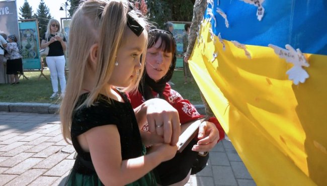 У Луцьку під час акції на честь полеглих воїнів розгорнули 40-метровий прапор. ВІДЕО