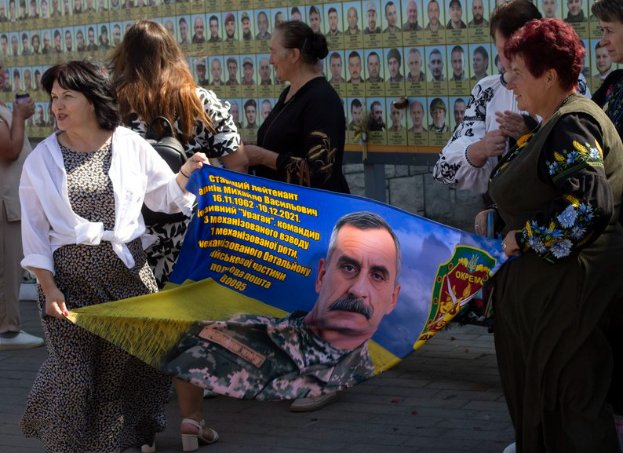 У Луцьку під час акції на честь полеглих воїнів розгорнули 40-метровий прапор. ВІДЕО