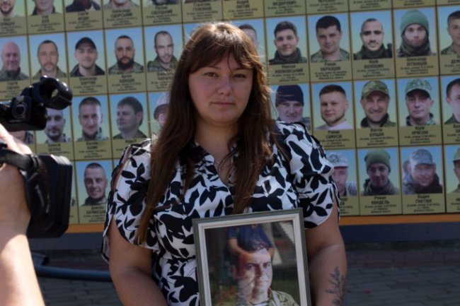 У Луцьку під час акції на честь полеглих воїнів розгорнули 40-метровий прапор. ВІДЕО