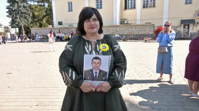 У Луцьку під час акції на честь полеглих воїнів розгорнули 40-метровий прапор. ВІДЕО
