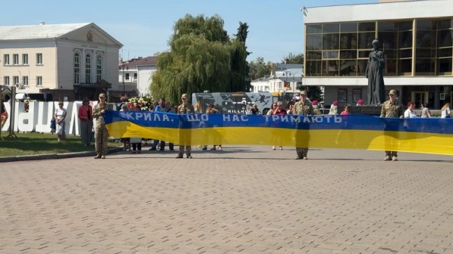 У Луцьку під час акції на честь полеглих воїнів розгорнули 40-метровий прапор. ВІДЕО