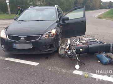 На Волині авто зіткнулось з мотоциклом: є постраждалий