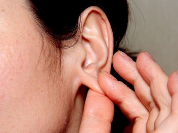 Посеред білого дня в центрі міста у бабусі зняли сережку з вуха