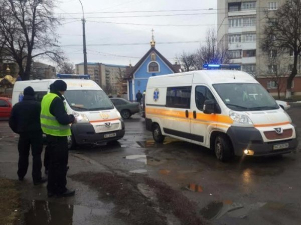 У Луцьку водій наїхав на дівчат. ФОТО