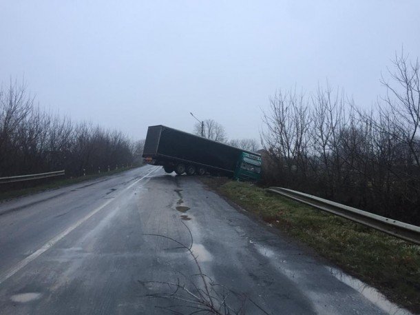 На трасі поблизу Луцька вантажівка з'їхала в кювет і перекрила рух. ФОТО 