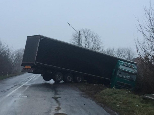 На трасі поблизу Луцька вантажівка з'їхала в кювет і перекрила рух. ФОТО 
