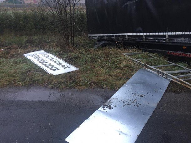 На трасі поблизу Луцька вантажівка з'їхала в кювет і перекрила рух. ФОТО 