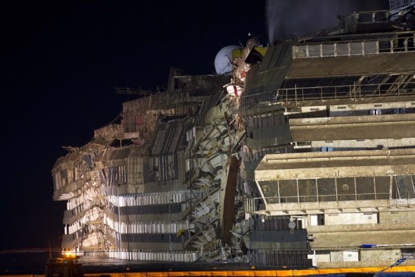 Як піднімали затонулий круїзний лайнер. ФОТО