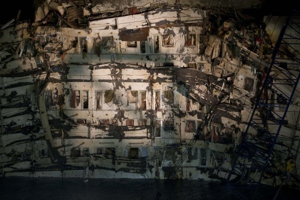 Як піднімали затонулий круїзний лайнер. ФОТО