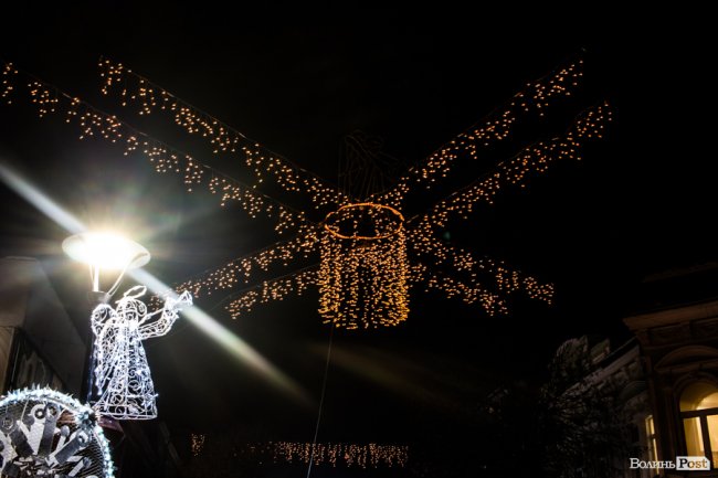 Святкові вогні вечірнього Луцька. ФОТО