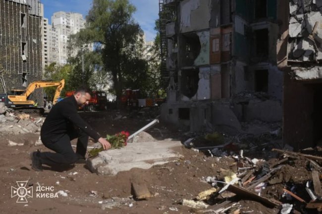 До місця загибелі дітей у Києві масово несуть квіти. ВІДЕО