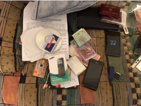 СБУ показала фото затримання на хабарі волинського чиновника
