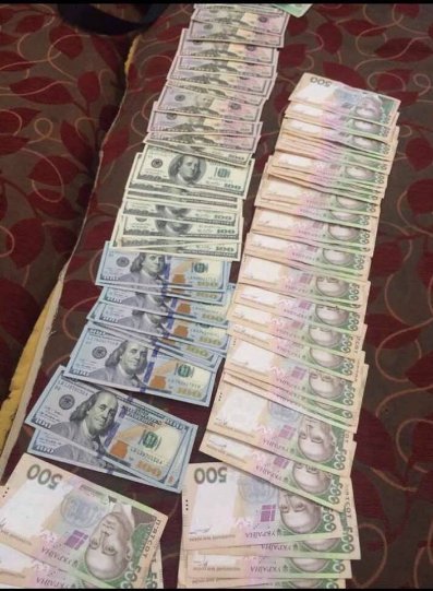 СБУ показала фото затримання на хабарі волинського чиновника