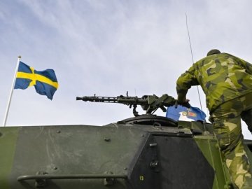 Парламент Швеції дозволив надання військової допомоги Україні