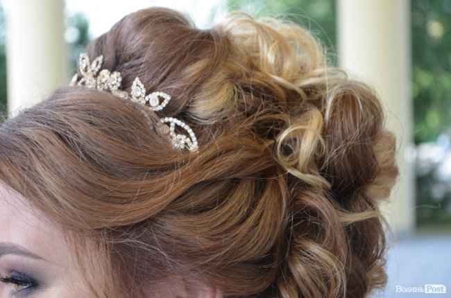 Квіти у волоссі та легкі «хвилі»: зачіски луцьких випускниць. ФОТО