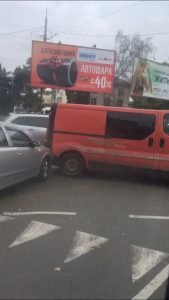 Ранкова аварія у Луцьку: дорогу не поділили автомобіль таксі і бус. ФОТО 