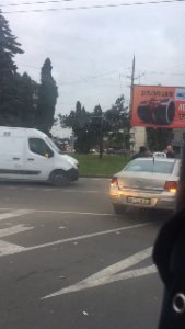 Ранкова аварія у Луцьку: дорогу не поділили автомобіль таксі і бус. ФОТО 