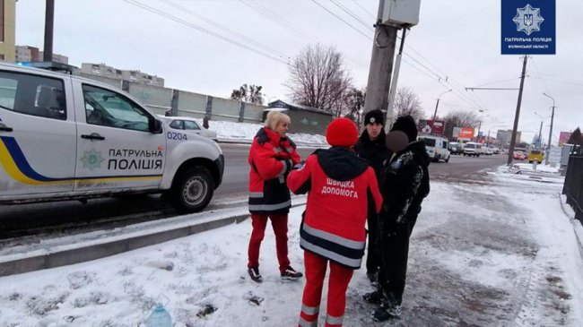 Луцькі патрульні врятували п'яного чоловіка, який лежав майже на проїжджій частині. ФОТО