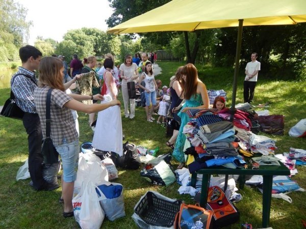 У Луцьку біженцям зібрали речі. ФОТО