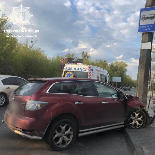 У Луцьку  – ДТП: п`яний водій в'їхав у електроопору