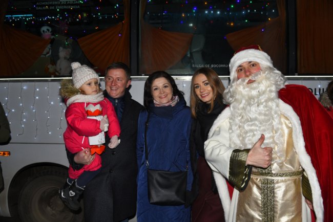 Як святий Миколай вітав дітей біля луцького РАЦСу. ФОТО