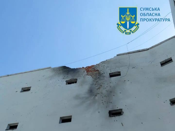 У Сумах російський дрон поцілив у навчальний заклад