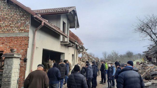 Неподалік місця, куди прилетіла російська ракета.