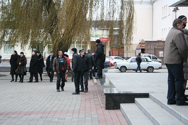 Луцьких мітингувальників налякали автобуси з людьми. ФОТО