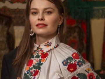 Майстриня з Волині вишиває у техніці «гладь»