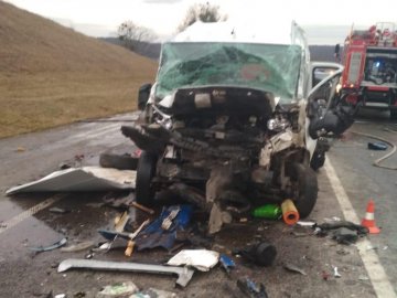 Автобус «Львів-Луцьк» потрапив у аварію, де одразу зіткнулись шість авто. ФОТО