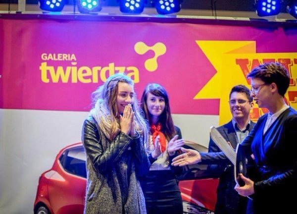 Українка в Польщі купила кефір і виграла автівку. ФОТО