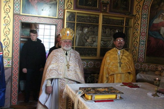 Владика Михаїл вперше відвідав громаду, де прихильники УПЦ (МП) перекривали трасу. ФОТО