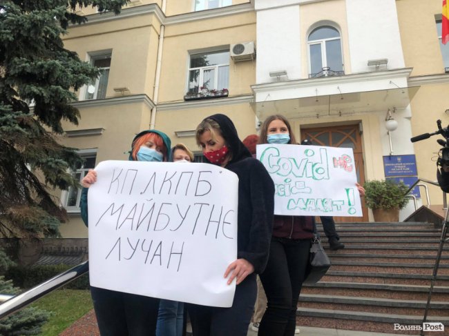 Під мерією Луцька – мітинг проти «коронавірусного» блоку у пологовому. ФОТО