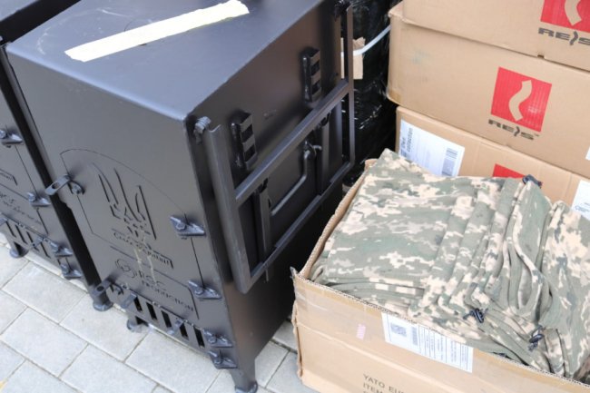 «Зігріємо наших»: волинські газовики передали буржуйки, теплі речі та малюнки військовим 