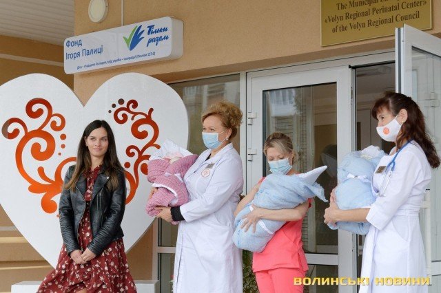 У Луцьку з перинатального центру виписали трійню, яку виходжували майже 3 місяці. ФОТО